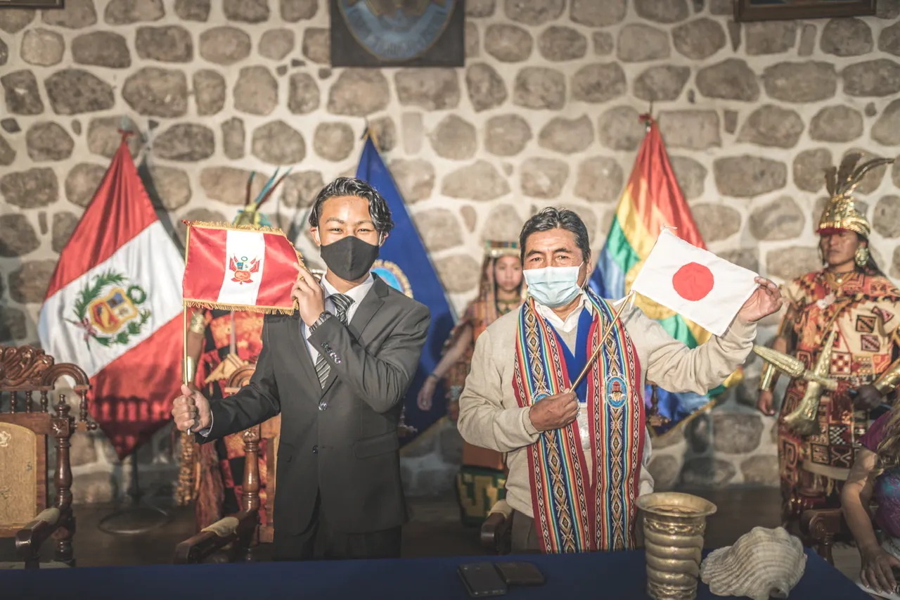picture of Jesse and the mayor of Machu Picchu
